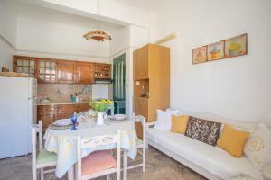 uma sala de estar com uma mesa e um sofá em Passiflora Vacation House em Nydri