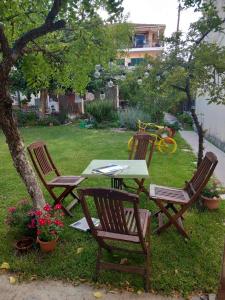 a picnic table and two chairs in a yard at Passiflora Vacation House in Nydri