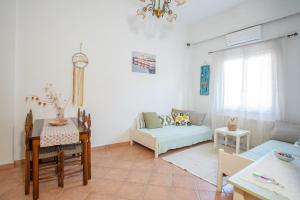 Passiflora Vacation House في نيدري: غرفة معيشة مع أريكة وطاولة