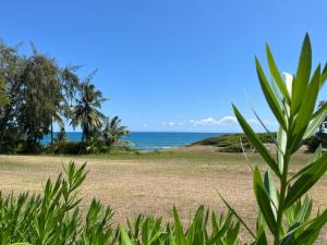 uma praia com o oceano ao fundo em Studio Ti Karanbol RDC vue mer dans Résidence de Tourisme em Sainte-Anne