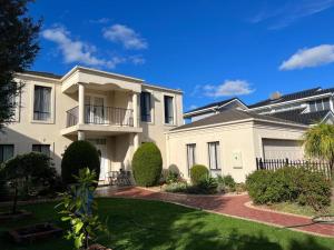 una gran casa blanca con patio en Pleasant Private Room in Taylors Lake Near Melbourne Airport, en Taylors Lakes
