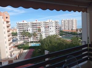 Playa de GandiaにあるTres Delfines Solo Familias Serviplayaのアパートメントのバルコニーから景色を望めます。