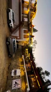 uma vista aérea de carros estacionados num parque de estacionamento em Exclusive Nagar Cottage em Mukteshwar