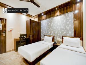 two beds in a hotel room with at Townhouse Ballygunge Near Quest Mall in Ballygunge