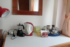 a counter top with a blender and cups on it at ROOM AURORA in Fiera di Primiero