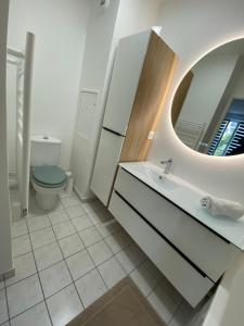 ein Badezimmer mit Toilette und Spiegel in der Unterkunft Le Bonheur Charmant *Disney*Paris*RER A* in Bussy-Saint-Georges + 24 Fotos