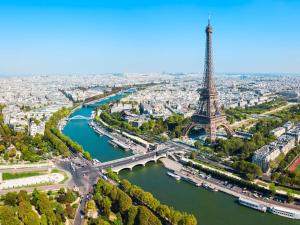 eine Luftansicht des Eiffelturms und der Seine in der Unterkunft Le Bonheur Charmant *Disney*Paris*RER A* in Bussy-Saint-Georges