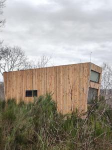 een houten gebouw bovenop een heuvel bij Moose Home Genêts in Cros