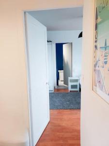 une chambre vide avec un couloir et une chambre avec dans l'établissement Maison de charme - Piscine chauffée - 8 personnes, à Danestal