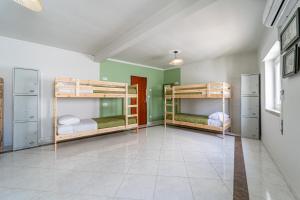 Cette chambre comprend 3 lits superposés. dans l'établissement Sandy Bottoms Hostel, à Albufeira
