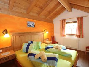 2 Einzelbetten in einem Zimmer mit orangefarbenen Wänden in der Unterkunft Spacious Apartment in L ngenfeld with Sauna in Huben