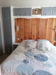 Una cama o camas en una habitación de grand mobil home domaine La Lande