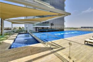 - Vistas al exterior de un edificio con piscina en Elegant One Bedroom Apartment en Dubái