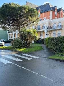 an empty parking lot in front of a building at Escapade Romantique- Vue Port et Balcon Ensoleillé in Dives-sur-Mer