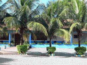 a resort with palm trees and a swimming pool at Hotel Lago Azul in Bonito