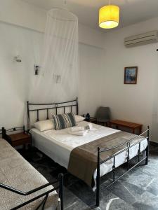 Postel nebo postele na pokoji v ubytování KIRIKOS ROOMS