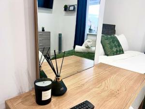 een kamer met een bureau met een spiegel en een toetsenbord bij Deluxe Size - Entire Studio in Seven Kings