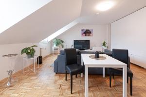 Televízia a/alebo spoločenská miestnosť v ubytovaní 2 Zimmer Wohnung in der Stadt - Grazy Appartment