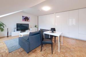 Televízia a/alebo spoločenská miestnosť v ubytovaní 2 Zimmer Wohnung in der Stadt - Grazy Appartment
