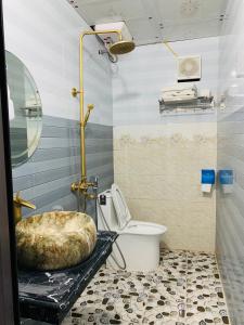 a bathroom with a bath tub and a toilet at Mai's Homestay Dong Van in Dồng Văn