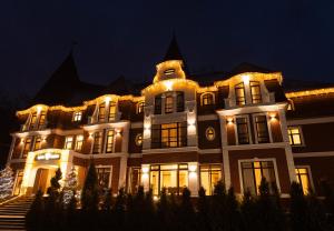 duży budynek z oświetleniem w nocy w obiekcie Park Hotel Bristol w mieście Użhorod