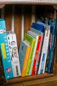 eine Reihe von Büchern auf einem Bücherregal in der Unterkunft Powoli - wyjątkowy domek w Izerach in Wolimierz