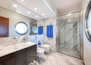 een badkamer met een douche, een wastafel en een toilet bij Villa Vanessa in Lugano