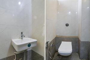 bagno con servizi igienici e lavandino di FabExpress Park View a Rāipur