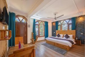 um quarto com uma cama com cortinas azuis em Calm Cottage KASAULI HILLS Barog em Barog