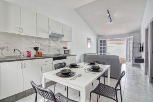 Kuchyň nebo kuchyňský kout v ubytování Bungalow Los Porches D52
