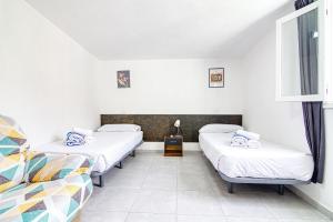 Postel nebo postele na pokoji v ubytování Bungalow Los Porches D52 + 19 fotografií