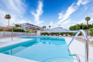 Bazén v ubytování Bungalow Los Porches D52 nebo v jeho okolí