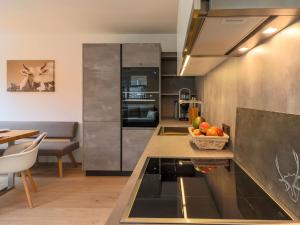 Modern Apartment in Kirchdorf with Garden في كيرشدورف في تيرول: مطبخ مع كونتر عليه صحن من الفواكه