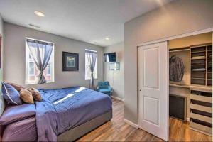 um quarto com uma cama grande e uma lareira em Modern South Philly Townhome em Filadélfia