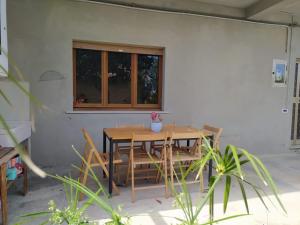 a table and chairs in a patio with a window at Il giardino degli Ulivi house in Ortona