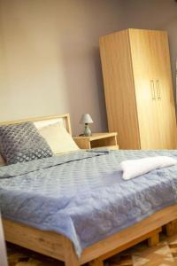 een slaapkamer met een groot bed en een kast bij Kim's Guest House in Kasoa