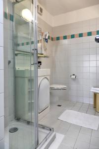 ガルダにあるAlbergo All'Ancoraのバスルーム(ガラス張りのシャワー、トイレ付)