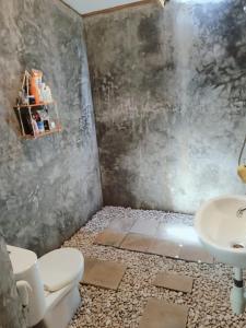 La salle de bains est pourvue de toilettes et d'un lavabo. dans l'établissement Balla Naila, à Gili Trawangan