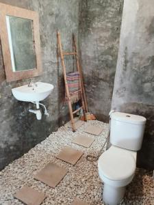 La salle de bains est pourvue de toilettes et d'un lavabo. dans l'établissement Balla Naila, à Gili Trawangan