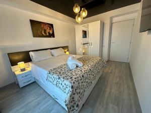 um quarto com uma cama com um edredão azul em CCD Seaview Apartments em Năvodari