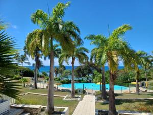 Piscine de l'établissement Studio Ti Karanbol RDC vue mer dans Résidence de Tourisme ou située à proximité