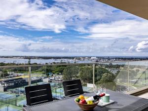 Balkoni atau teres di Sweeping Ocean view Apt w Carpark and rooftop pool