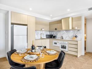 Dapur atau dapur kecil di Sweeping Ocean view Apt w Carpark and rooftop pool
