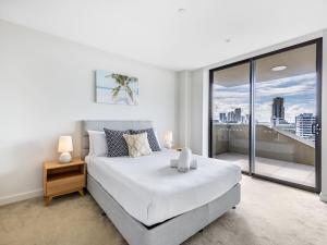 Katil atau katil-katil dalam bilik di Sweeping Ocean view Apt w Carpark and rooftop pool