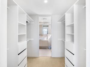 Katil atau katil-katil dalam bilik di Sweeping Ocean view Apt w Carpark and rooftop pool