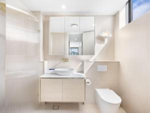 Bilik mandi di Sweeping Ocean view Apt w Carpark and rooftop pool