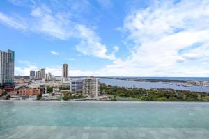Pemandangan umum bagi Gold Coast atau pemandangan bandar yang diambil dari apartmen