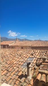 un techo de un edificio con techo de baldosa en B&B Le Vie del Borgo en Castiglione di Sicilia