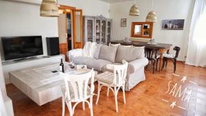 a living room with a couch and a table with chairs at Sama Atalaya in Trescasas