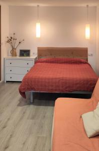 um quarto com uma cama e uma cómoda em Apartament a Mas l'Erm em Girona